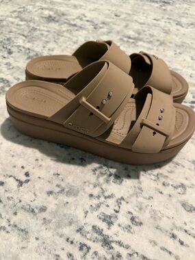 CROCS Brooklyn Buckle Platform Sandals Umber